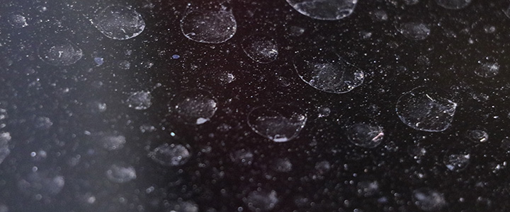 雨ジミや紫外線による劣化が気になる