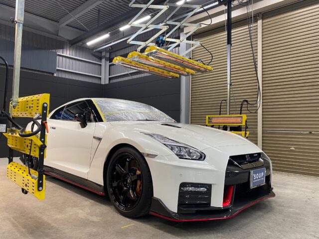 徳島県徳島市のお客様のニッサン R35 GTR nismoに高耐久のボディガラスコーティングを施工しました。当店は徳島県のコーティング専門店として、カーコーティングサービスやガラスコーティング、ボディコーティングを通じて、車の美しさを長期間維持する最適な方法を提供しています。 熟練の作業員が丁寧にボディ研磨を行い、下地処理を徹底しています。また、遠赤外線ヒーターを使用してコーティングを仕上げることで、コーティング剤の定着を高め、より高品質な仕上がりを実現しています。 コーティング施工により、車の塗装を保護し、新車の輝きを保ちます。ニッサン R35 GTR nismoへのカーコーティング施工やボディガラスコーティング施工は、ぜひ当店にお任せください。プロの技術で愛車を美しく保ちます。徳島県で車のコーティングをお考えの方は、当店のコーティング専門家にご相談ください。