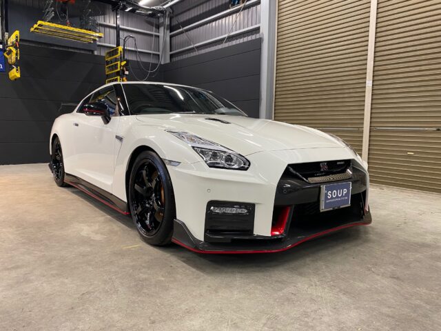 徳島県徳島市のお客様のニッサン R35 GTR nismoに高耐久のボディガラスコーティングを施工しました。当店は徳島県のコーティング専門店として、カーコーティングサービスやガラスコーティング、ボディコーティングを通じて、車の美しさを長期間維持する最適な方法を提供しています。 熟練の作業員が丁寧にボディ研磨を行い、下地処理を徹底しています。また、遠赤外線ヒーターを使用してコーティングを仕上げることで、コーティング剤の定着を高め、より高品質な仕上がりを実現しています。 コーティング施工により、車の塗装を保護し、新車の輝きを保ちます。ニッサン R35 GTR nismoへのカーコーティング施工やボディガラスコーティング施工は、ぜひ当店にお任せください。プロの技術で愛車を美しく保ちます。徳島県で車のコーティングをお考えの方は、当店のコーティング専門家にご相談ください。