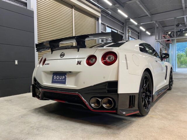 徳島県徳島市のお客様のニッサン R35 GTR nismoに高耐久のボディガラスコーティングを施工しました。当店は徳島県のコーティング専門店として、カーコーティングサービスやガラスコーティング、ボディコーティングを通じて、車の美しさを長期間維持する最適な方法を提供しています。 熟練の作業員が丁寧にボディ研磨を行い、下地処理を徹底しています。また、遠赤外線ヒーターを使用してコーティングを仕上げることで、コーティング剤の定着を高め、より高品質な仕上がりを実現しています。 コーティング施工により、車の塗装を保護し、新車の輝きを保ちます。ニッサン R35 GTR nismoへのカーコーティング施工やボディガラスコーティング施工は、ぜひ当店にお任せください。プロの技術で愛車を美しく保ちます。徳島県で車のコーティングをお考えの方は、当店のコーティング専門家にご相談ください。