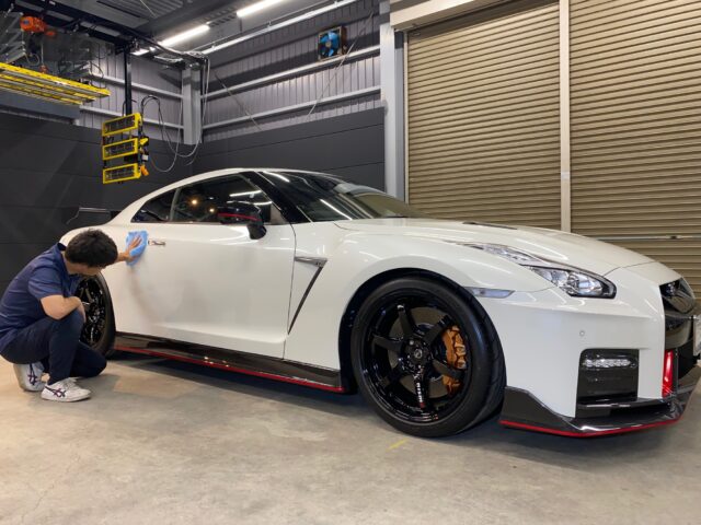 徳島県徳島市のお客様のニッサン R35 GTR nismoに高耐久のボディガラスコーティングを施工しました。当店は徳島県のコーティング専門店として、カーコーティングサービスやガラスコーティング、ボディコーティングを通じて、車の美しさを長期間維持する最適な方法を提供しています。 熟練の作業員が丁寧にボディ研磨を行い、下地処理を徹底しています。また、遠赤外線ヒーターを使用してコーティングを仕上げることで、コーティング剤の定着を高め、より高品質な仕上がりを実現しています。 コーティング施工により、車の塗装を保護し、新車の輝きを保ちます。ニッサン R35 GTR nismoへのカーコーティング施工やボディガラスコーティング施工は、ぜひ当店にお任せください。プロの技術で愛車を美しく保ちます。徳島県で車のコーティングをお考えの方は、当店のコーティング専門家にご相談ください。