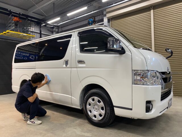 徳島県三好郡のお客様のトヨタ KDH201 ハイエースに高耐久のボディガラスコーティングを施工しました。当店は徳島県のコーティング専門店として、カーコーティングサービスやガラスコーティング、ボディコーティングを通じて、車の美しさを長期間維持する最適な方法を提供しています。 熟練の作業員が丁寧にボディ研磨を行い、下地処理を徹底しています。また、遠赤外線ヒーターを使用してコーティングを仕上げることで、コーティング剤の定着を高め、より高品質な仕上がりを実現しています。 コーティング施工により、車の塗装を保護し、新車の輝きを保ちます。トヨタ KDH201 ハイエースへのカーコーティング施工やボディガラスコーティング施工は、ぜひ当店にお任せください。プロの技術で愛車を美しく保ちます。徳島県で車のコーティングをお考えの方は、当店のコーティング専門家にご相談ください。