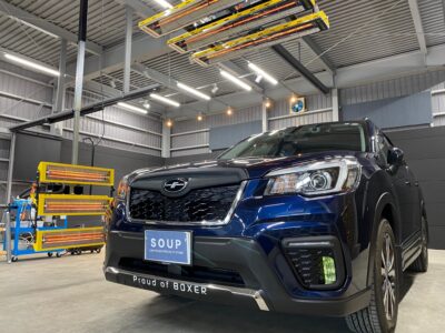 徳島県美馬市のお客様のスバル SK9 フォレスターに高耐久のボディガラスコーティングを施工しました。当店は徳島県のコーティング専門店として、カーコーティングサービスやガラスコーティング、ボディコーティングを通じて、車の美しさを長期間維持する最適な方法を提供しています。 熟練の作業員が丁寧にボディ研磨を行い、下地処理を徹底しています。また、遠赤外線ヒーターを使用してコーティングを仕上げることで、コーティング剤の定着を高め、より高品質な仕上がりを実現しています。 コーティング施工により、車の塗装を保護し、新車の輝きを保ちます。スバル SK9 フォレスターへのカーコーティング施工やボディガラスコーティング施工は、ぜひ当店にお任せください。プロの技術で愛車を美しく保ちます。徳島県で車のコーティングをお考えの方は、当店のコーティング専門家にご相談ください。