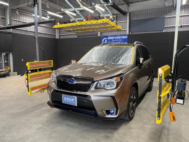 フォレスター④G - 徳島のガラスコーティング・セラミックコーティング専門店 スープ 徳島県三好郡のお客様の スバル STG フォレスター に高耐久のボディガラスコーティングを施工しました。当店は徳島県のコーティング専門店として、カーコーティングサービスやガラスコーティング、ボディコーティングを通じて、車の美しさを長期間維持する最適な方法を提供しています。 熟練の作業員が丁寧にボディ研磨を行い、下地処理を徹底しています。また、遠赤外線ヒーターを使用してコーティングを仕上げることで、コーティング剤の定着を高め、より高品質な仕上がりを実現しています。 コーティング施工により、車の塗装を保護し、新車の輝きを保ちます。 スバル STG フォレスター へのカーコーティング施工やボディガラスコーティング施工は、ぜひ当店にお任せください。プロの技術で愛車を美しく保ちます。徳島県で車のコーティングをお考えの方は、当店のコーティング専門家にご相談ください。