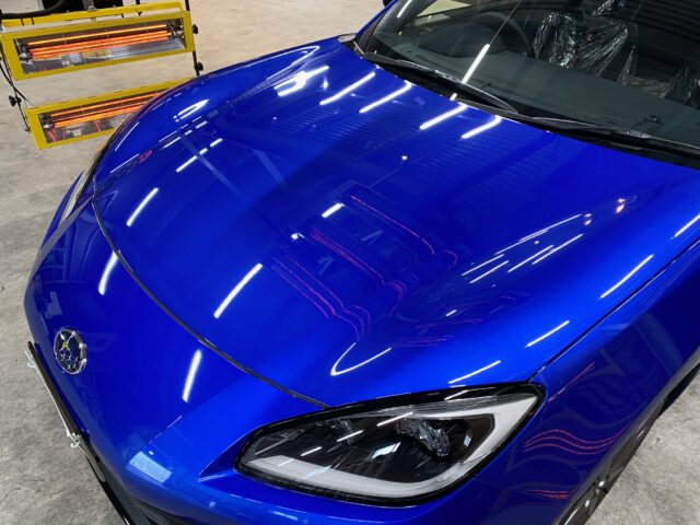 徳島県三好市のお客様のスバル ZD8 BRZに高耐久のボディガラスコーティングを施工しました。当店は徳島県のコーティング専門店として、カーコーティングサービスやガラスコーティング、ボディコーティングを通じて、車の美しさを長期間維持する最適な方法を提供しています。 熟練の作業員が丁寧にボディ研磨を行い、下地処理を徹底しています。また、遠赤外線ヒーターを使用してコーティングを仕上げることで、コーティング剤の定着を高め、より高品質な仕上がりを実現しています。 コーティング施工により、車の塗装を保護し、新車の輝きを保ちます。 スバル ZD8 BRZへのカーコーティング施工やボディガラスコーティング施工は、ぜひ当店にお任せください。プロの技術で愛車を美しく保ちます。徳島県で車のコーティングをお考えの方は、当店のコーティング専門家にご相談ください。