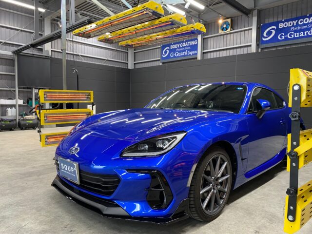 徳島県三好市のお客様のスバル ZD8 BRZに高耐久のボディガラスコーティングを施工しました。当店は徳島県のコーティング専門店として、カーコーティングサービスやガラスコーティング、ボディコーティングを通じて、車の美しさを長期間維持する最適な方法を提供しています。 熟練の作業員が丁寧にボディ研磨を行い、下地処理を徹底しています。また、遠赤外線ヒーターを使用してコーティングを仕上げることで、コーティング剤の定着を高め、より高品質な仕上がりを実現しています。 コーティング施工により、車の塗装を保護し、新車の輝きを保ちます。 スバル ZD8 BRZへのカーコーティング施工やボディガラスコーティング施工は、ぜひ当店にお任せください。プロの技術で愛車を美しく保ちます。徳島県で車のコーティングをお考えの方は、当店のコーティング専門家にご相談ください。