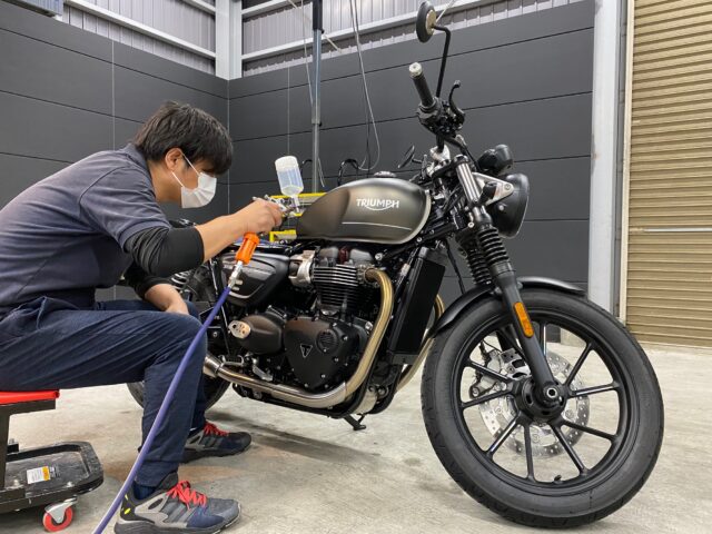 徳島県徳島市のお客様の トライアンフ Bonneville900に高耐久のバイクガラスコーティングを施工しました。当店は徳島県のコーティング専門店として、バイクコーティングサービスやガラスコーティング、ボディコーティングを通じて、オートバイの美しさを長期間維持する最適な方法を提供しています。 熟練の作業員が丁寧にボディ研磨を行い、下地処理を徹底しています。また、遠赤外線ヒーターを使用してコーティングを仕上げることで、コーティング剤の定着を高め、より高品質な仕上がりを実現しています。 コーティング施工により、バイクの塗装を保護し、新車の輝きを保ちます。 トライアンフ Bonneville900へのバイクコーティング施工やボディガラスコーティング施工は、ぜひ当店にお任せください。プロの技術で愛車を美しく保ちます。徳島県でオートバイのコーティングをお考えの方は、当店のコーティング専門家にご相談ください。