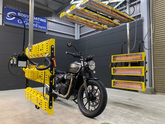 徳島県徳島市のお客様の トライアンフ Bonneville900に高耐久のバイクガラスコーティングを施工しました。当店は徳島県のコーティング専門店として、バイクコーティングサービスやガラスコーティング、ボディコーティングを通じて、オートバイの美しさを長期間維持する最適な方法を提供しています。 熟練の作業員が丁寧にボディ研磨を行い、下地処理を徹底しています。また、遠赤外線ヒーターを使用してコーティングを仕上げることで、コーティング剤の定着を高め、より高品質な仕上がりを実現しています。 コーティング施工により、バイクの塗装を保護し、新車の輝きを保ちます。 トライアンフ Bonneville900へのバイクコーティング施工やボディガラスコーティング施工は、ぜひ当店にお任せください。プロの技術で愛車を美しく保ちます。徳島県でオートバイのコーティングをお考えの方は、当店のコーティング専門家にご相談ください。