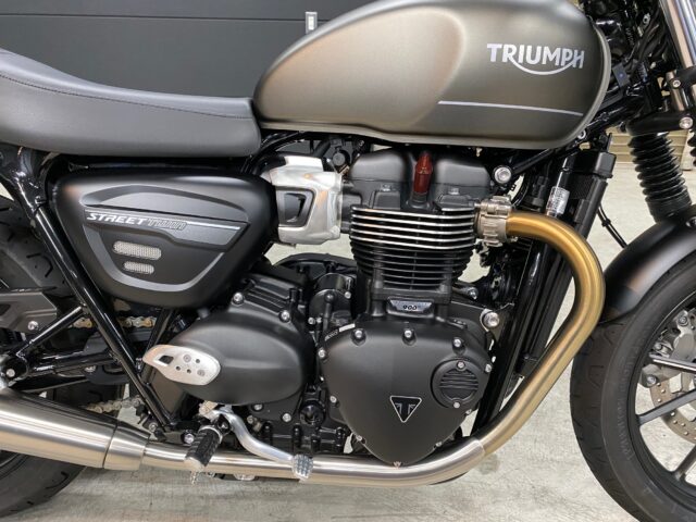 徳島県徳島市のお客様の トライアンフ Bonneville900に高耐久のバイクガラスコーティングを施工しました。当店は徳島県のコーティング専門店として、バイクコーティングサービスやガラスコーティング、ボディコーティングを通じて、オートバイの美しさを長期間維持する最適な方法を提供しています。 熟練の作業員が丁寧にボディ研磨を行い、下地処理を徹底しています。また、遠赤外線ヒーターを使用してコーティングを仕上げることで、コーティング剤の定着を高め、より高品質な仕上がりを実現しています。 コーティング施工により、バイクの塗装を保護し、新車の輝きを保ちます。 トライアンフ Bonneville900へのバイクコーティング施工やボディガラスコーティング施工は、ぜひ当店にお任せください。プロの技術で愛車を美しく保ちます。徳島県でオートバイのコーティングをお考えの方は、当店のコーティング専門家にご相談ください。