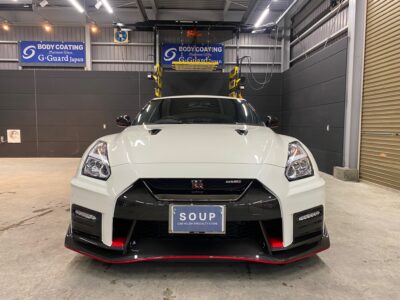 徳島県徳島市のお客様の ニッサン R35 GTR mismoにコーティングメンテナンスを施工しました。コーティングのメンテナンスは、 ニッサン R35 GTR mismoの美しさを保つために欠かせません。定期的なメンテナンスを行うことで、ボディガラスコーティングの効果を長期間維持し、塗装面を保護します。専用のメンテナンス剤を使用した洗車や、プロによる点検で、コーティング施工の持続性を高めましょう。ガラスコーティングのメンテナンスについてのご相談は、ぜひ当店にお任せください。