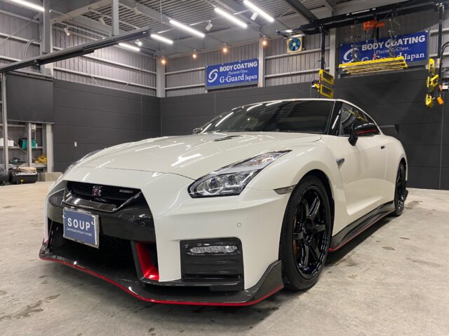 徳島県徳島市のお客様の ニッサン R35 GTR mismoにコーティングメンテナンスを施工しました。コーティングのメンテナンスは、 ニッサン R35 GTR mismoの美しさを保つために欠かせません。定期的なメンテナンスを行うことで、ボディガラスコーティングの効果を長期間維持し、塗装面を保護します。専用のメンテナンス剤を使用した洗車や、プロによる点検で、コーティング施工の持続性を高めましょう。ガラスコーティングのメンテナンスについてのご相談は、ぜひ当店にお任せください。