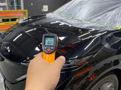 徳島県徳島市のお客様のニッサン FE0 アリアに高耐久のボディガラスコーティングを施工しました。当店は徳島県のコーティング専門店として、カーコーティングサービスやガラスコーティング、ボディコーティングを通じて、車の美しさを長期間維持する最適な方法を提供しています。 熟練の作業員が丁寧にボディ研磨を行い、下地処理を徹底しています。また、遠赤外線ヒーターを使用してコーティングを仕上げることで、コーティング剤の定着を高め、より高品質な仕上がりを実現しています。 コーティング施工により、車の塗装を保護し、新車の輝きを保ちます。 ニッサン FE0 アリアへのカーコーティング施工やボディガラスコーティング施工は、ぜひ当店にお任せください。プロの技術で愛車を美しく保ちます。徳島県で車のコーティングをお考えの方は、当店のコーティング専門家にご相談ください。