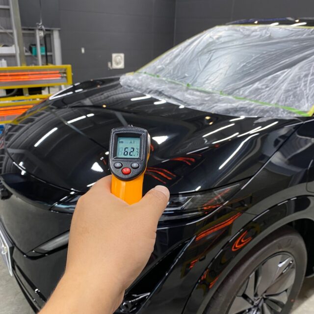 日産アリア⑦ - 徳島のガラスコーティング・セラミックコーティング専門店 スープ 徳島県徳島市のお客様のニッサン FE0 アリアに高耐久のボディガラスコーティングを施工しました。当店は徳島県のコーティング専門店として、カーコーティングサービスやガラスコーティング、ボディコーティングを通じて、車の美しさを長期間維持する最適な方法を提供しています。 熟練の作業員が丁寧にボディ研磨を行い、下地処理を徹底しています。また、遠赤外線ヒーターを使用してコーティングを仕上げることで、コーティング剤の定着を高め、より高品質な仕上がりを実現しています。 コーティング施工により、車の塗装を保護し、新車の輝きを保ちます。 ニッサン FE0 アリアへのカーコーティング施工やボディガラスコーティング施工は、ぜひ当店にお任せください。プロの技術で愛車を美しく保ちます。徳島県で車のコーティングをお考えの方は、当店のコーティング専門家にご相談ください。