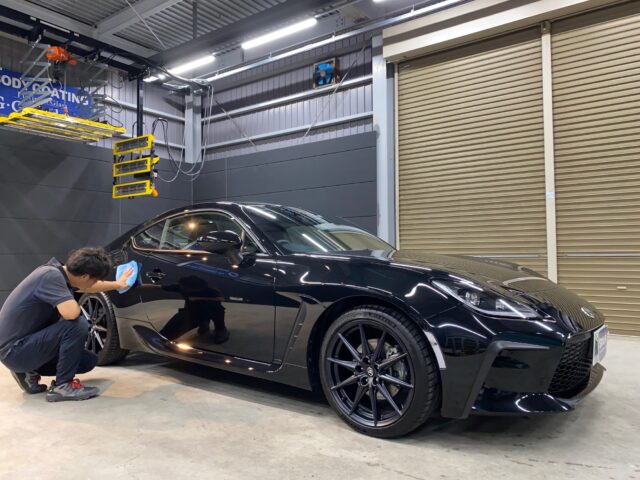 徳島県美馬市のお客様のトヨタ ZN8 86 GRスポーツに高耐久のボディガラスコーティングを施工しました。当店は徳島県のコーティング専門店として、カーコーティングサービスやガラスコーティング、ボディコーティングを通じて、車の美しさを長期間維持する最適な方法を提供しています。 熟練の作業員が丁寧にボディ研磨を行い、下地処理を徹底しています。また、遠赤外線ヒーターを使用してコーティングを仕上げることで、コーティング剤の定着を高め、より高品質な仕上がりを実現しています。 コーティング施工により、車の塗装を保護し、新車の輝きを保ちます。 トヨタ ZN8 86 GRスポーツへのカーコーティング施工やボディガラスコーティング施工は、ぜひ当店にお任せください。プロの技術で愛車を美しく保ちます。徳島県で車のコーティングをお考えの方は、当店のコーティング専門家にご相談ください。