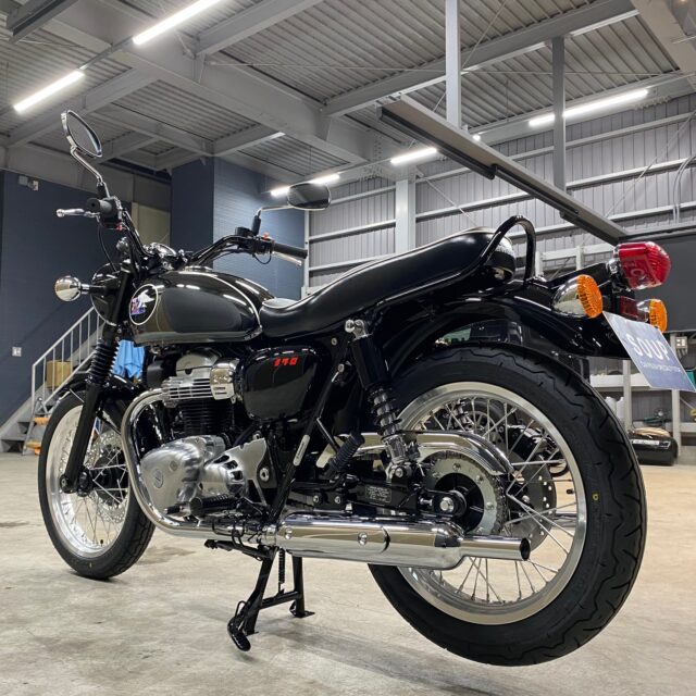 徳島県小松島市のお客様のカワサキ メグロ K3 W800に高耐久のバイクガラスコーティングを施工しました。当店は徳島県のコーティング専門店として、バイクコーティングサービスやガラスコーティング、ボディコーティングを通じて、オートバイの美しさを長期間維持する最適な方法を提供しています。 熟練の作業員が丁寧にボディ研磨を行い、下地処理を徹底しています。また、遠赤外線ヒーターを使用してコーティングを仕上げることで、コーティング剤の定着を高め、より高品質な仕上がりを実現しています。 コーティング施工により、バイクの塗装を保護し、新車の輝きを保ちます。 カワサキ メグロ K3 W800へのバイクコーティング施工やボディガラスコーティング施工は、ぜひ当店にお任せください。プロの技術で愛車を美しく保ちます。徳島県でバイクのコーティングをお考えの方は、当店のコーティング専門家にご相談ください。