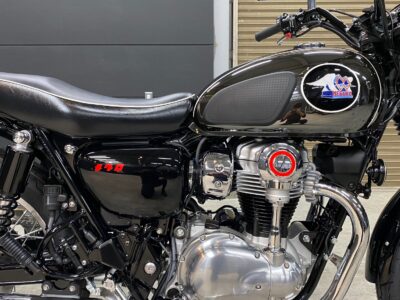 徳島県小松島市のお客様のカワサキ メグロ K3 W800に高耐久のバイクガラスコーティングを施工しました。当店は徳島県のコーティング専門店として、バイクコーティングサービスやガラスコーティング、ボディコーティングを通じて、オートバイの美しさを長期間維持する最適な方法を提供しています。 熟練の作業員が丁寧にボディ研磨を行い、下地処理を徹底しています。また、遠赤外線ヒーターを使用してコーティングを仕上げることで、コーティング剤の定着を高め、より高品質な仕上がりを実現しています。 コーティング施工により、バイクの塗装を保護し、新車の輝きを保ちます。 カワサキ メグロ K3 W800へのバイクコーティング施工やボディガラスコーティング施工は、ぜひ当店にお任せください。プロの技術で愛車を美しく保ちます。徳島県でバイクのコーティングをお考えの方は、当店のコーティング専門家にご相談ください。