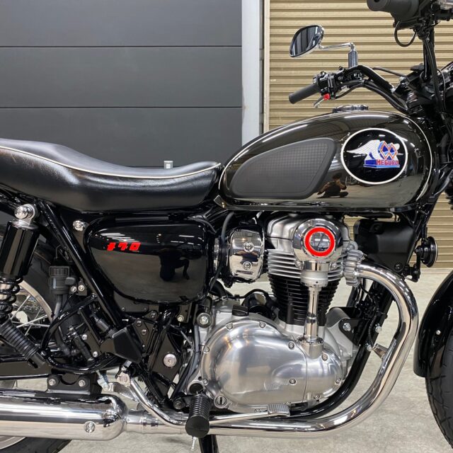 徳島県小松島市のお客様のカワサキ メグロ K3 W800に高耐久のバイクガラスコーティングを施工しました。当店は徳島県のコーティング専門店として、バイクコーティングサービスやガラスコーティング、ボディコーティングを通じて、オートバイの美しさを長期間維持する最適な方法を提供しています。 熟練の作業員が丁寧にボディ研磨を行い、下地処理を徹底しています。また、遠赤外線ヒーターを使用してコーティングを仕上げることで、コーティング剤の定着を高め、より高品質な仕上がりを実現しています。 コーティング施工により、バイクの塗装を保護し、新車の輝きを保ちます。 カワサキ メグロ K3 W800へのバイクコーティング施工やボディガラスコーティング施工は、ぜひ当店にお任せください。プロの技術で愛車を美しく保ちます。徳島県でバイクのコーティングをお考えの方は、当店のコーティング専門家にご相談ください。