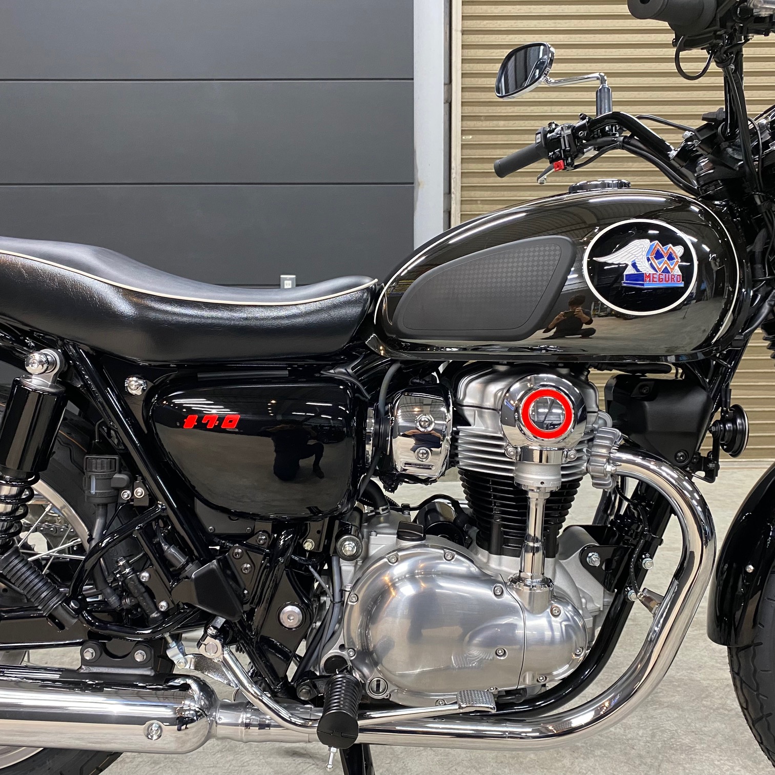 徳島県小松島市のお客様のカワサキ メグロ K3 W800に高耐久のバイクガラスコーティングを施工しました。当店は徳島県のコーティング専門店として、バイクコーティングサービスやガラスコーティング、ボディコーティングを通じて、オートバイの美しさを長期間維持する最適な方法を提供しています。 熟練の作業員が丁寧にボディ研磨を行い、下地処理を徹底しています。また、遠赤外線ヒーターを使用してコーティングを仕上げることで、コーティング剤の定着を高め、より高品質な仕上がりを実現しています。 コーティング施工により、バイクの塗装を保護し、新車の輝きを保ちます。 カワサキ メグロ K3 W800へのバイクコーティング施工やボディガラスコーティング施工は、ぜひ当店にお任せください。プロの技術で愛車を美しく保ちます。徳島県でバイクのコーティングをお考えの方は、当店のコーティング専門家にご相談ください。