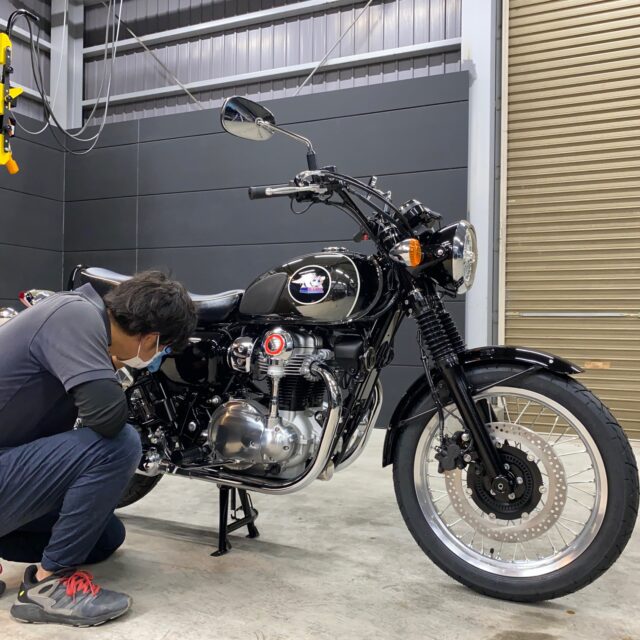 徳島県小松島市のお客様のカワサキ メグロ K3 W800に高耐久のバイクガラスコーティングを施工しました。当店は徳島県のコーティング専門店として、バイクコーティングサービスやガラスコーティング、ボディコーティングを通じて、オートバイの美しさを長期間維持する最適な方法を提供しています。 熟練の作業員が丁寧にボディ研磨を行い、下地処理を徹底しています。また、遠赤外線ヒーターを使用してコーティングを仕上げることで、コーティング剤の定着を高め、より高品質な仕上がりを実現しています。 コーティング施工により、バイクの塗装を保護し、新車の輝きを保ちます。 カワサキ メグロ K3 W800へのバイクコーティング施工やボディガラスコーティング施工は、ぜひ当店にお任せください。プロの技術で愛車を美しく保ちます。徳島県でバイクのコーティングをお考えの方は、当店のコーティング専門家にご相談ください。