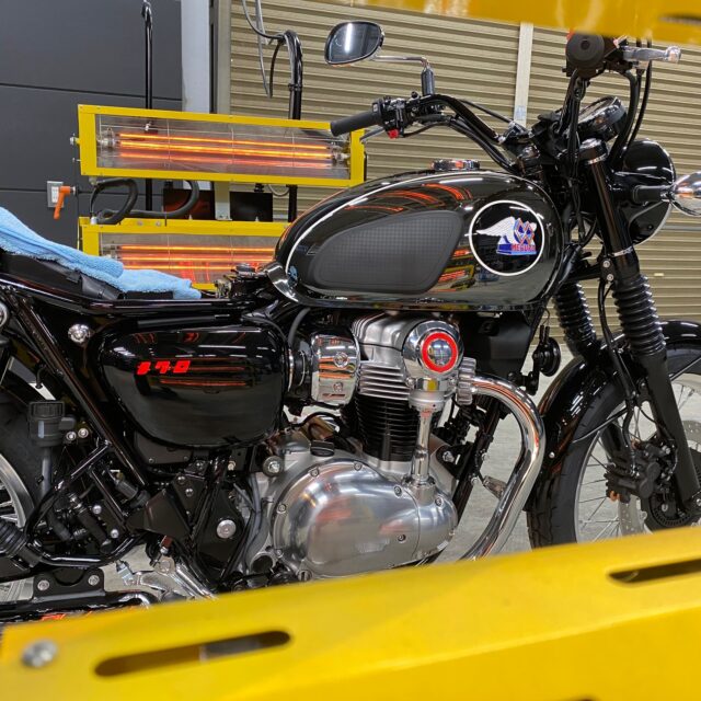 徳島県小松島市のお客様のカワサキ メグロ K3 W800に高耐久のバイクガラスコーティングを施工しました。当店は徳島県のコーティング専門店として、バイクコーティングサービスやガラスコーティング、ボディコーティングを通じて、オートバイの美しさを長期間維持する最適な方法を提供しています。 熟練の作業員が丁寧にボディ研磨を行い、下地処理を徹底しています。また、遠赤外線ヒーターを使用してコーティングを仕上げることで、コーティング剤の定着を高め、より高品質な仕上がりを実現しています。 コーティング施工により、バイクの塗装を保護し、新車の輝きを保ちます。 カワサキ メグロ K3 W800へのバイクコーティング施工やボディガラスコーティング施工は、ぜひ当店にお任せください。プロの技術で愛車を美しく保ちます。徳島県でバイクのコーティングをお考えの方は、当店のコーティング専門家にご相談ください。