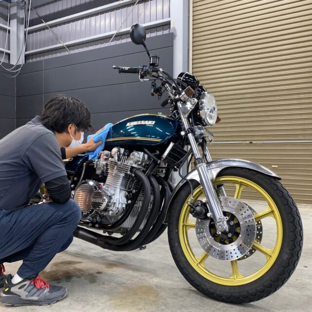 徳島県三好市のお客様のカワサキ Z1000に高耐久のバイクガラスコーティングを施工しました。当店は徳島県のコーティング専門店として、バイクコーティングサービスやガラスコーティング、ボディコーティングを通じて、オートバイの美しさを長期間維持する最適な方法を提供しています。 熟練の作業員が丁寧にボディ研磨を行い、下地処理を徹底しています。また、遠赤外線ヒーターを使用してコーティングを仕上げることで、コーティング剤の定着を高め、より高品質な仕上がりを実現しています。 コーティング施工により、バイクの塗装を保護し、新車の輝きを保ちます。 カワサキ Z1000へのバイクコーティング施工やボディガラスコーティング施工は、ぜひ当店にお任せください。プロの技術で愛車を美しく保ちます。徳島県でバイクのコーティングをお考えの方は、当店のコーティング専門家にご相談ください。