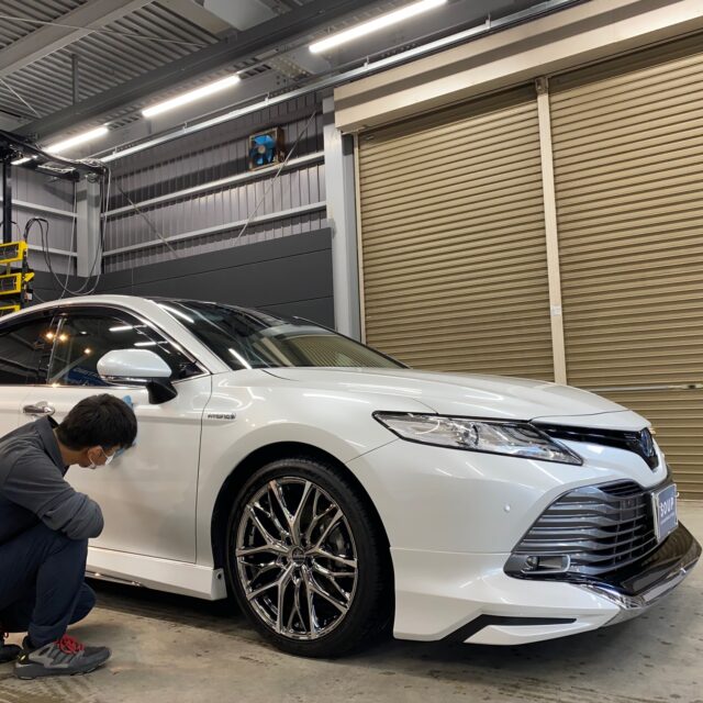 徳島県三好郡のお客様の トヨタ AXVH70 カムリにコーティングメンテナンスを施工しました。コーティングのメンテナンスは、 トヨタ AXVH70 カムリの美しさを保つために欠かせません。定期的なメンテナンスを行うことで、ボディガラスコーティングの効果を長期間維持し、塗装面を保護します。専用のメンテナンス剤を使用した洗車や、プロによる点検で、コーティング施工の持続性を高めましょう。ガラスコーティングのメンテナンスについてのご相談は、ぜひ当店にお任せください。
