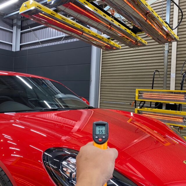 徳島県徳島市のお客様の ポルシェ 982 ケイマン718 GT4に高耐久のボディガラスコーティングを施工しました。当店は徳島県のコーティング専門店として、カーコーティングサービスやガラスコーティング、ボディコーティングを通じて、車の美しさを長期間維持する最適な方法を提供しています。 熟練の作業員が丁寧にボディ研磨を行い、下地処理を徹底しています。また、遠赤外線ヒーターを使用してコーティングを仕上げることで、コーティング剤の定着を高め、より高品質な仕上がりを実現しています。 コーティング施工により、車の塗装を保護し、新車の輝きを保ちます。 ポルシェ 982 ケイマン718 GT4へのカーコーティング施工やボディガラスコーティング施工は、ぜひ当店にお任せください。プロの技術で愛車を美しく保ちます。徳島県で車のコーティングをお考えの方は、当店のコーティング専門家にご相談ください。