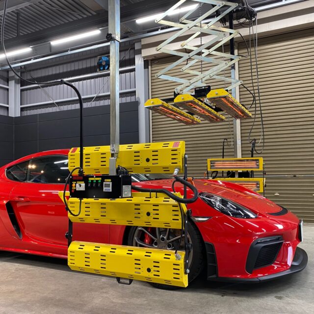 徳島県徳島市のお客様の ポルシェ 982 ケイマン718 GT4に高耐久のボディガラスコーティングを施工しました。当店は徳島県のコーティング専門店として、カーコーティングサービスやガラスコーティング、ボディコーティングを通じて、車の美しさを長期間維持する最適な方法を提供しています。 熟練の作業員が丁寧にボディ研磨を行い、下地処理を徹底しています。また、遠赤外線ヒーターを使用してコーティングを仕上げることで、コーティング剤の定着を高め、より高品質な仕上がりを実現しています。 コーティング施工により、車の塗装を保護し、新車の輝きを保ちます。 ポルシェ 982 ケイマン718 GT4へのカーコーティング施工やボディガラスコーティング施工は、ぜひ当店にお任せください。プロの技術で愛車を美しく保ちます。徳島県で車のコーティングをお考えの方は、当店のコーティング専門家にご相談ください。