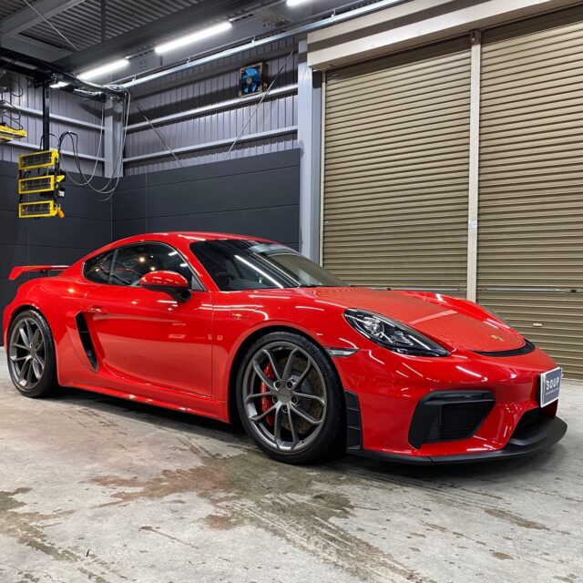 徳島県徳島市のお客様の ポルシェ 982 ケイマン718 GT4に高耐久のボディガラスコーティングを施工しました。当店は徳島県のコーティング専門店として、カーコーティングサービスやガラスコーティング、ボディコーティングを通じて、車の美しさを長期間維持する最適な方法を提供しています。 熟練の作業員が丁寧にボディ研磨を行い、下地処理を徹底しています。また、遠赤外線ヒーターを使用してコーティングを仕上げることで、コーティング剤の定着を高め、より高品質な仕上がりを実現しています。 コーティング施工により、車の塗装を保護し、新車の輝きを保ちます。 ポルシェ 982 ケイマン718 GT4へのカーコーティング施工やボディガラスコーティング施工は、ぜひ当店にお任せください。プロの技術で愛車を美しく保ちます。徳島県で車のコーティングをお考えの方は、当店のコーティング専門家にご相談ください。