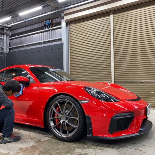 徳島県徳島市のお客様の ポルシェ 982 ケイマン718 GT4に高耐久のボディガラスコーティングを施工しました。当店は徳島県のコーティング専門店として、カーコーティングサービスやガラスコーティング、ボディコーティングを通じて、車の美しさを長期間維持する最適な方法を提供しています。 熟練の作業員が丁寧にボディ研磨を行い、下地処理を徹底しています。また、遠赤外線ヒーターを使用してコーティングを仕上げることで、コーティング剤の定着を高め、より高品質な仕上がりを実現しています。 コーティング施工により、車の塗装を保護し、新車の輝きを保ちます。 ポルシェ 982 ケイマン718 GT4へのカーコーティング施工やボディガラスコーティング施工は、ぜひ当店にお任せください。プロの技術で愛車を美しく保ちます。徳島県で車のコーティングをお考えの方は、当店のコーティング専門家にご相談ください。