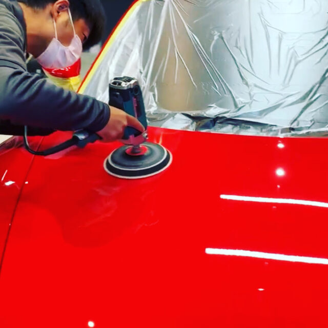 徳島県徳島市のお客様の ポルシェ 982 ケイマン718 GT4に高耐久のボディガラスコーティングを施工しました。当店は徳島県のコーティング専門店として、カーコーティングサービスやガラスコーティング、ボディコーティングを通じて、車の美しさを長期間維持する最適な方法を提供しています。 熟練の作業員が丁寧にボディ研磨を行い、下地処理を徹底しています。また、遠赤外線ヒーターを使用してコーティングを仕上げることで、コーティング剤の定着を高め、より高品質な仕上がりを実現しています。 コーティング施工により、車の塗装を保護し、新車の輝きを保ちます。 ポルシェ 982 ケイマン718 GT4へのカーコーティング施工やボディガラスコーティング施工は、ぜひ当店にお任せください。プロの技術で愛車を美しく保ちます。徳島県で車のコーティングをお考えの方は、当店のコーティング専門家にご相談ください。