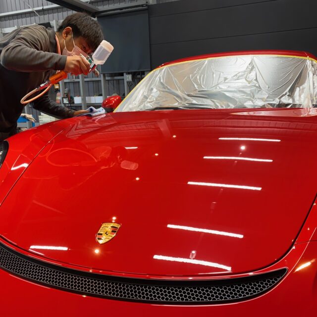 徳島県徳島市のお客様の ポルシェ 982 ケイマン718 GT4に高耐久のボディガラスコーティングを施工しました。当店は徳島県のコーティング専門店として、カーコーティングサービスやガラスコーティング、ボディコーティングを通じて、車の美しさを長期間維持する最適な方法を提供しています。 熟練の作業員が丁寧にボディ研磨を行い、下地処理を徹底しています。また、遠赤外線ヒーターを使用してコーティングを仕上げることで、コーティング剤の定着を高め、より高品質な仕上がりを実現しています。 コーティング施工により、車の塗装を保護し、新車の輝きを保ちます。 ポルシェ 982 ケイマン718 GT4へのカーコーティング施工やボディガラスコーティング施工は、ぜひ当店にお任せください。プロの技術で愛車を美しく保ちます。徳島県で車のコーティングをお考えの方は、当店のコーティング専門家にご相談ください。