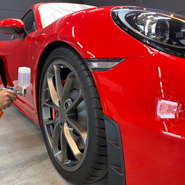 徳島県徳島市のお客様の ポルシェ 982 ケイマン718 GT4に高耐久のボディガラスコーティングを施工しました。当店は徳島県のコーティング専門店として、カーコーティングサービスやガラスコーティング、ボディコーティングを通じて、車の美しさを長期間維持する最適な方法を提供しています。 熟練の作業員が丁寧にボディ研磨を行い、下地処理を徹底しています。また、遠赤外線ヒーターを使用してコーティングを仕上げることで、コーティング剤の定着を高め、より高品質な仕上がりを実現しています。 コーティング施工により、車の塗装を保護し、新車の輝きを保ちます。 ポルシェ 982 ケイマン718 GT4へのカーコーティング施工やボディガラスコーティング施工は、ぜひ当店にお任せください。プロの技術で愛車を美しく保ちます。徳島県で車のコーティングをお考えの方は、当店のコーティング専門家にご相談ください。