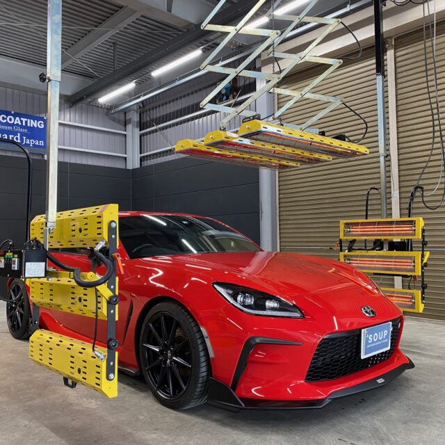 徳島県板野郡のお客様のトヨタ ZN8 GR86に高耐久のボディガラスコーティングを施工しました。当店は徳島県のコーティング専門店として、カーコーティングサービスやガラスコーティング、ボディコーティングを通じて、車の美しさを長期間維持する最適な方法を提供しています。 熟練の作業員が丁寧にボディ研磨を行い、下地処理を徹底しています。また、遠赤外線ヒーターを使用してコーティングを仕上げることで、コーティング剤の定着を高め、より高品質な仕上がりを実現しています。 コーティング施工により、車の塗装を保護し、新車の輝きを保ちます。 トヨタ ZN8 GR86へのカーコーティング施工やボディガラスコーティング施工は、ぜひ当店にお任せください。プロの技術で愛車を美しく保ちます。徳島県で車のコーティングをお考えの方は、当店のコーティング専門家にご相談ください。