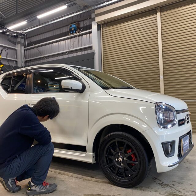 徳島県三好郡のお客様のスズキ HA36S アルトワークスにコーティングメンテナンスを施工しました。コーティングのメンテナンスは、スズキ HA36S アルトワークスの美しさを保つために欠かせません。定期的なメンテナンスを行うことで、ボディガラスコーティングの効果を長期間維持し、塗装面を保護します。専用のメンテナンス剤を使用した洗車や、プロによる点検で、コーティング施工の持続性を高めましょう。ガラスコーティングのメンテナンスについてのご相談は、ぜひ当店にお任せください。
