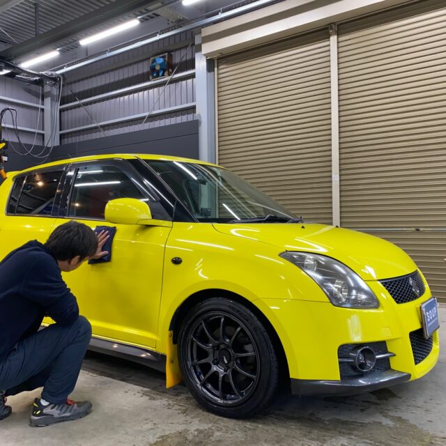 徳島県三好郡のお客様のスズキ ZC31S スイフトスポーツにコーティングメンテナンスを施工しました。コーティングのメンテナンスは、スズキ ZC31S スイフトスポーツの美しさを保つために欠かせません。定期的なメンテナンスを行うことで、ボディガラスコーティングの効果を長期間維持し、塗装面を保護します。専用のメンテナンス剤を使用した洗車や、プロによる点検で、コーティング施工の持続性を高めましょう。ガラスコーティングのメンテナンスについてのご相談は、ぜひ当店にお任せください。