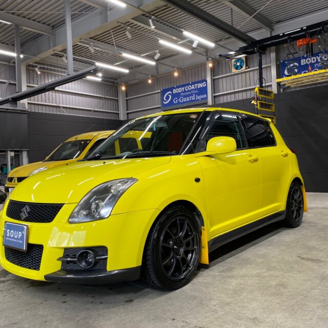 徳島県三好郡のお客様のスズキ ZC31S スイフトスポーツにコーティングメンテナンスを施工しました。コーティングのメンテナンスは、スズキ ZC31S スイフトスポーツの美しさを保つために欠かせません。定期的なメンテナンスを行うことで、ボディガラスコーティングの効果を長期間維持し、塗装面を保護します。専用のメンテナンス剤を使用した洗車や、プロによる点検で、コーティング施工の持続性を高めましょう。ガラスコーティングのメンテナンスについてのご相談は、ぜひ当店にお任せください。