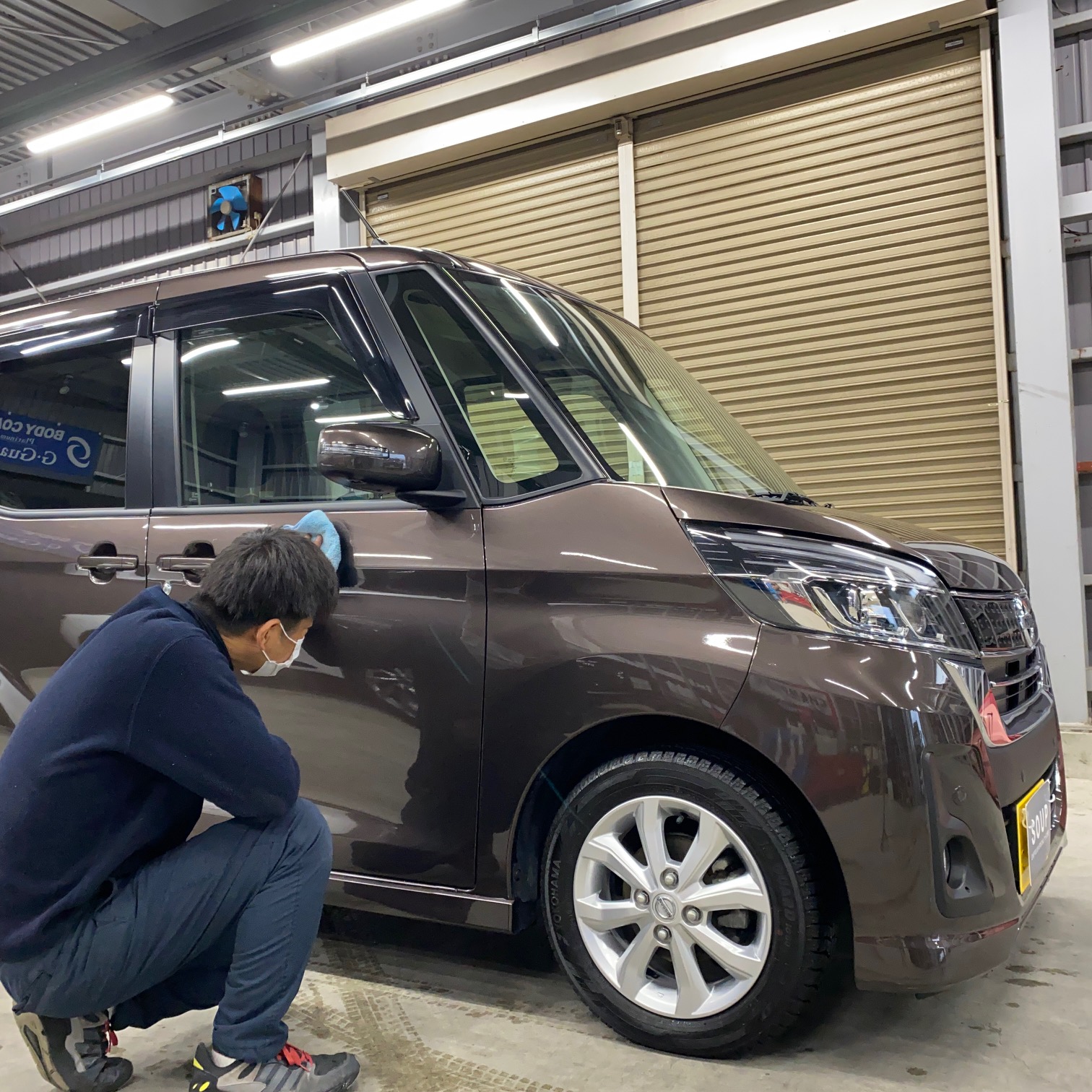 香川県善通寺市のお客様のニッサン B21H ディズルークスにコーティングメンテナンスを施工しました。コーティングのメンテナンスは、ニッサン B21H ディズルークスの美しさを保つために欠かせません。定期的なメンテナンスを行うことで、ボディガラスコーティングの効果を長期間維持し、塗装面を保護します。専用のメンテナンス剤を使用した洗車や、プロによる点検で、コーティング施工の持続性を高めましょう。ガラスコーティングのメンテナンスについてのご相談は、ぜひ当店にお任せください。