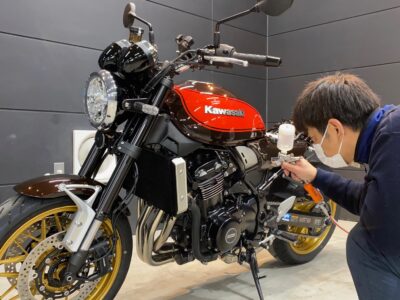 徳島県三好市のお客様のカワサキ Z900RS 50thに高耐久のバイクガラスコーティングを施工しました。当店は徳島県のコーティング専門店として、バイクコーティングサービスやガラスコーティング、ボディコーティングを通じて、オートバイの美しさを長期間維持する最適な方法を提供しています。 熟練の作業員が丁寧にボディ研磨を行い、下地処理を徹底しています。また、遠赤外線ヒーターを使用してコーティングを仕上げることで、コーティング剤の定着を高め、より高品質な仕上がりを実現しています。 コーティング施工により、バイクの塗装を保護し、新車の輝きを保ちます。 カワサキ Z900RS 50thへのバイクコーティング施工やボディガラスコーティング施工は、ぜひ当店にお任せください。プロの技術で愛車を美しく保ちます。徳島県でバイクのコーティングをお考えの方は、当店のコーティング専門家にご相談ください。