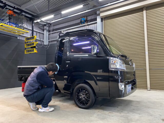 徳島県美馬市のお客様の ダイハツ S510P ハイゼットトラックにコーティングメンテナンスを施工しました。コーティングのメンテナンスは、 ダイハツ S510P ハイゼットトラックの美しさを保つために欠かせません。定期的なメンテナンスを行うことで、ボディガラスコーティングの効果を長期間維持し、塗装面を保護します。専用のメンテナンス剤を使用した洗車や、プロによる点検で、コーティング施工の持続性を高めましょう。ガラスコーティングのメンテナンスについてのご相談は、ぜひ当店にお任せください。