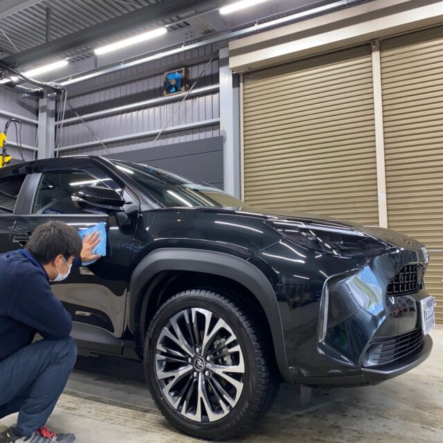 徳島県三好市のお客様のトヨタ MXPJ10 ヤリスクロスに高耐久のボディガラスコーティングを施工しました。当店は徳島県のコーティング専門店として、カーコーティングサービスやガラスコーティング、ボディコーティングを通じて、車の美しさを長期間維持する最適な方法を提供しています。 熟練の作業員が丁寧にボディ研磨を行い、下地処理を徹底しています。また、遠赤外線ヒーターを使用してコーティングを仕上げることで、コーティング剤の定着を高め、より高品質な仕上がりを実現しています。 コーティング施工により、車の塗装を保護し、新車の輝きを保ちます。 トヨタ MXPJ10 ヤリスクロスへのカーコーティング施工やボディガラスコーティング施工は、ぜひ当店にお任せください。プロの技術で愛車を美しく保ちます。徳島県で車のコーティングをお考えの方は、当店のコーティング専門家にご相談ください。