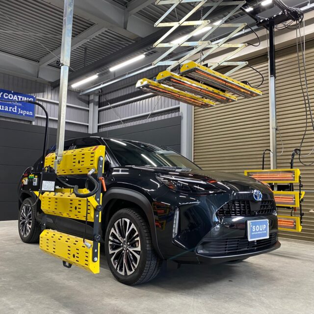徳島県三好市のお客様のトヨタ MXPJ10 ヤリスクロスに高耐久のボディガラスコーティングを施工しました。当店は徳島県のコーティング専門店として、カーコーティングサービスやガラスコーティング、ボディコーティングを通じて、車の美しさを長期間維持する最適な方法を提供しています。 熟練の作業員が丁寧にボディ研磨を行い、下地処理を徹底しています。また、遠赤外線ヒーターを使用してコーティングを仕上げることで、コーティング剤の定着を高め、より高品質な仕上がりを実現しています。 コーティング施工により、車の塗装を保護し、新車の輝きを保ちます。 トヨタ MXPJ10 ヤリスクロスへのカーコーティング施工やボディガラスコーティング施工は、ぜひ当店にお任せください。プロの技術で愛車を美しく保ちます。徳島県で車のコーティングをお考えの方は、当店のコーティング専門家にご相談ください。