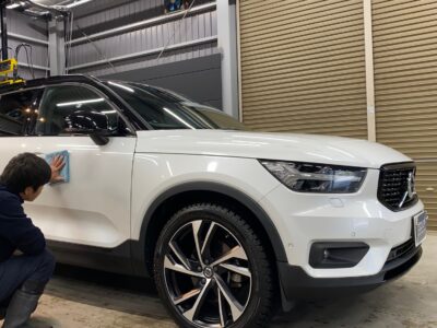 徳島県美馬市のお客様のボルボ XB420XC XC40に純水手洗い洗車を実施しました。