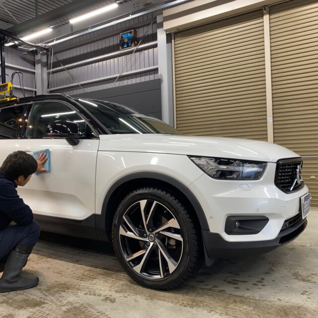 徳島県美馬市のお客様のボルボ XB420XC XC40に純水手洗い洗車を実施しました。