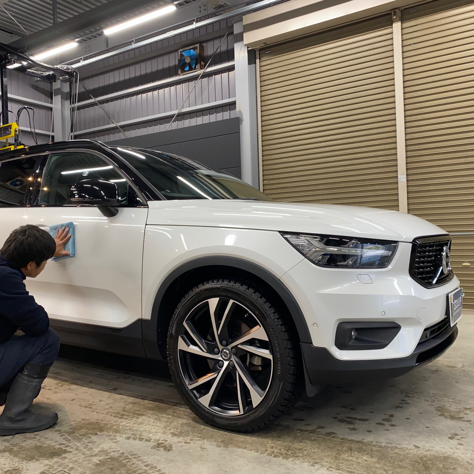 徳島県美馬市のお客様のボルボ XB420XC XC40に純水手洗い洗車を実施しました。