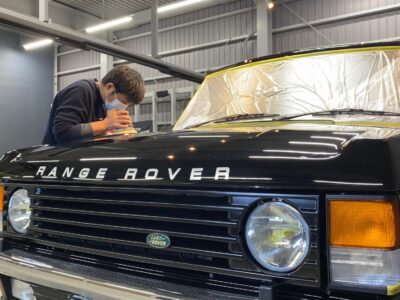 1992年レンジ① - 徳島のガラスコーティング・セラミックコーティング専門店 スープ 徳島県三好郡のお客様のランドローバー HL36D レンジローバー クラシックレンジローバーに高耐久のボディガラスコーティングを施工しました。当店は徳島県のコーティング専門店として、カーコーティングサービスやガラスコーティング、ボディコーティングを通じて、車の美しさを長期間維持する最適な方法を提供しています。 熟練の作業員が丁寧にボディ研磨を行い、下地処理を徹底しています。また、遠赤外線ヒーターを使用してコーティングを仕上げることで、コーティング剤の定着を高め、より高品質な仕上がりを実現しています。 コーティング施工により、車の塗装を保護し、新車の輝きを保ちます。 ランドローバー HL36D レンジローバー クラシックレンジローバーへのカーコーティング施工やボディガラスコーティング施工は、ぜひ当店にお任せください。プロの技術で愛車を美しく保ちます。徳島県で車のコーティングをお考えの方は、当店のコーティング専門家にご相談ください。
