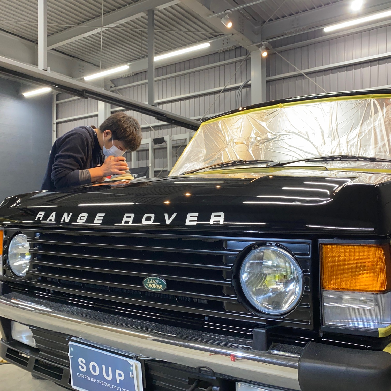 徳島県三好郡のお客様のランドローバー HL36D レンジローバー クラシックレンジローバーに高耐久のボディガラスコーティングを施工しました。当店は徳島県のコーティング専門店として、カーコーティングサービスやガラスコーティング、ボディコーティングを通じて、車の美しさを長期間維持する最適な方法を提供しています。 熟練の作業員が丁寧にボディ研磨を行い、下地処理を徹底しています。また、遠赤外線ヒーターを使用してコーティングを仕上げることで、コーティング剤の定着を高め、より高品質な仕上がりを実現しています。 コーティング施工により、車の塗装を保護し、新車の輝きを保ちます。 ランドローバー HL36D レンジローバー クラシックレンジローバーへのカーコーティング施工やボディガラスコーティング施工は、ぜひ当店にお任せください。プロの技術で愛車を美しく保ちます。徳島県で車のコーティングをお考えの方は、当店のコーティング専門家にご相談ください。