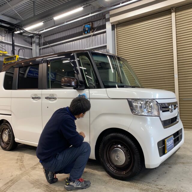徳島県三好郡のお客様の ホンダ JF3 N-BOXに純水手洗い洗車を実施しました。