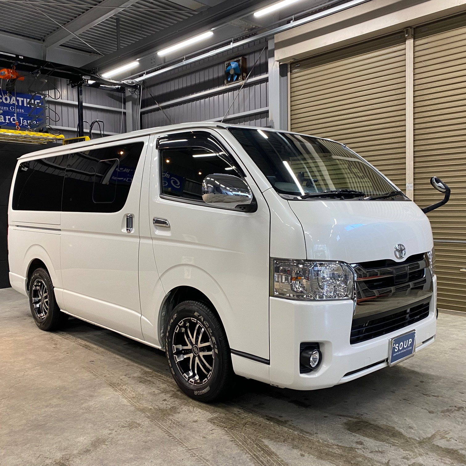 徳島県三好郡のお客様のトヨタ GDH201 ハイエースにコーティングメンテナンスを施工しました。コーティングのメンテナンスは、トヨタ GDH201 ハイエースの美しさを保つために欠かせません。定期的なメンテナンスを行うことで、ボディガラスコーティングの効果を長期間維持し、塗装面を保護します。専用のメンテナンス剤を使用した洗車や、プロによる点検で、コーティング施工の持続性を高めましょう。ガラスコーティングのメンテナンスについてのご相談は、ぜひ当店にお任せください。