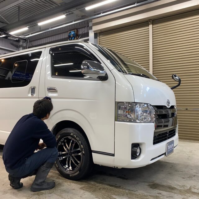 徳島県三好郡のお客様のトヨタ GDH201 ハイエースにコーティングメンテナンスを施工しました。コーティングのメンテナンスは、トヨタ GDH201 ハイエースの美しさを保つために欠かせません。定期的なメンテナンスを行うことで、ボディガラスコーティングの効果を長期間維持し、塗装面を保護します。専用のメンテナンス剤を使用した洗車や、プロによる点検で、コーティング施工の持続性を高めましょう。ガラスコーティングのメンテナンスについてのご相談は、ぜひ当店にお任せください。